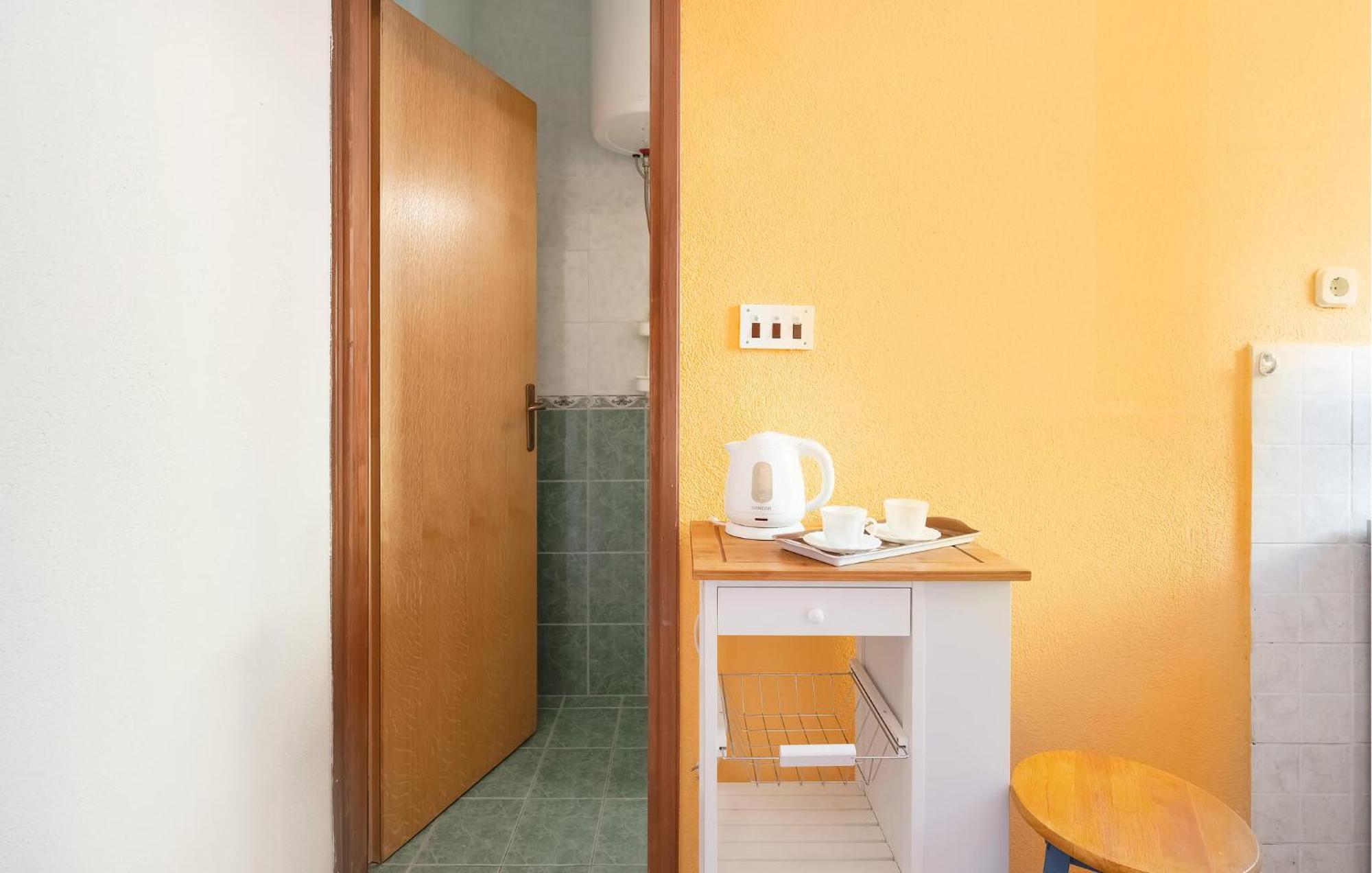 Lovely Apartment In Primosten With Kitchen Екстериор снимка
